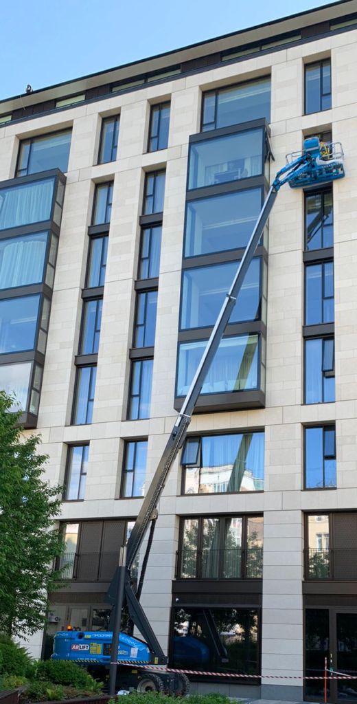 Телескопический подъемник в работе