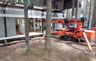 Остекление коттеджа с помощью мини-крана SPX527