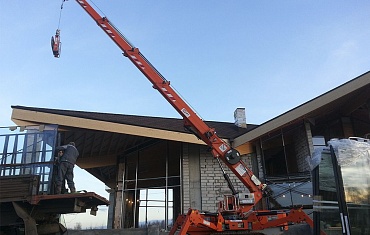 Подъем груза на объекте строительства