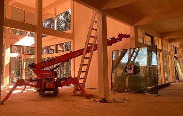 Остекление вакууным захватом и мини-краном Арлифт внутри помещения