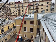 Наши объекты - Монтаж в тесном дворе: пробрались через узкую арку и сделали работу